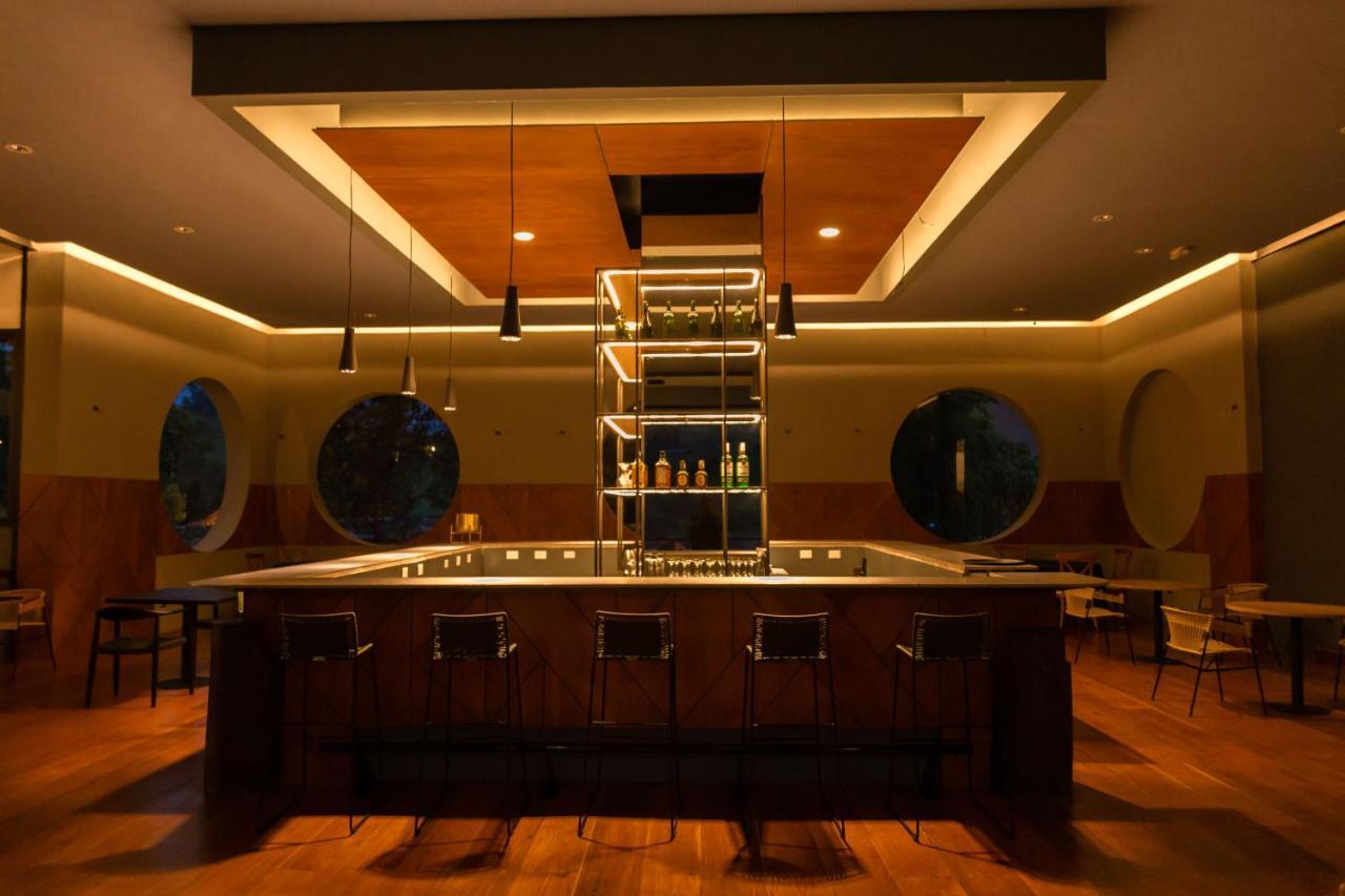 מלון מניזאלס Termales El Otono מראה חיצוני תמונה The bar at the 2012-opened lounge