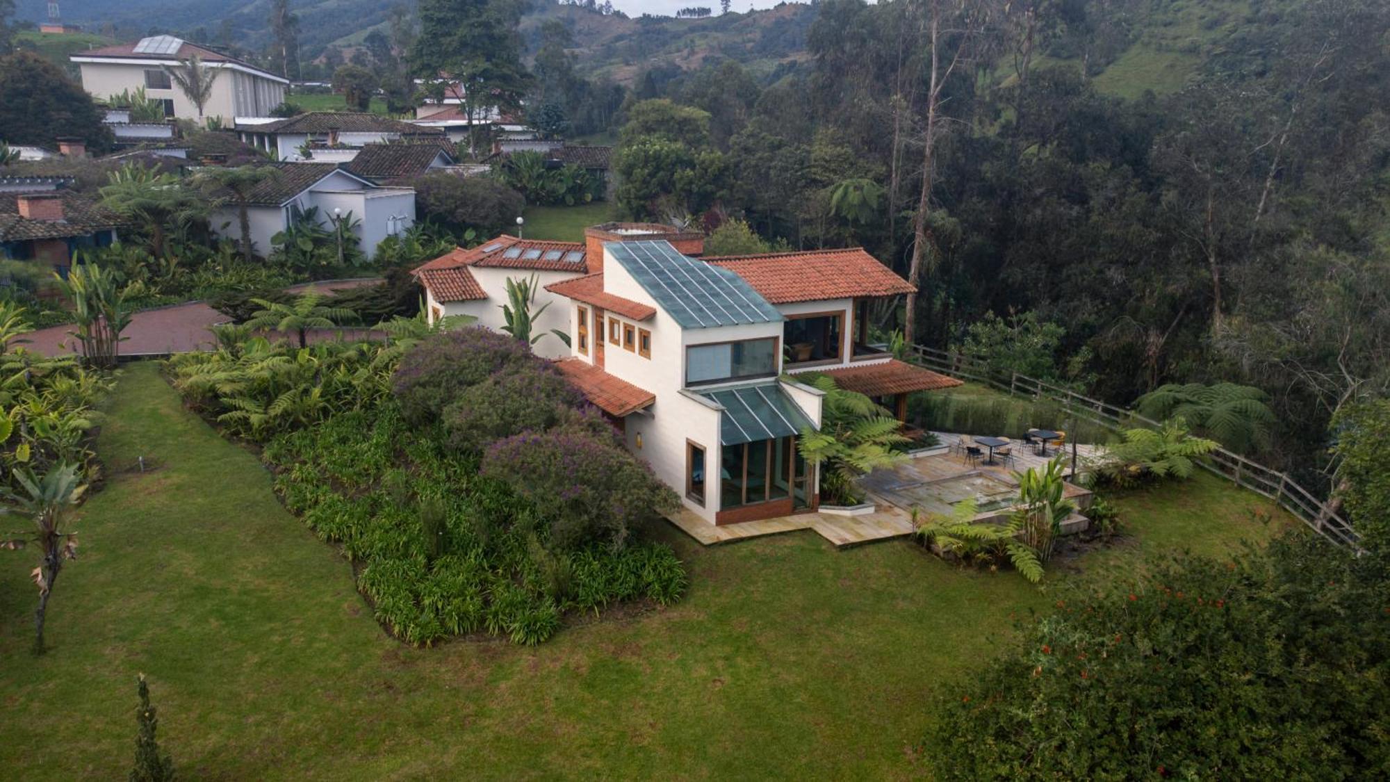 מלון מניזאלס Termales El Otono מראה חיצוני תמונה The house of the writer in the town of San Isidro de El General, Costa Rica.