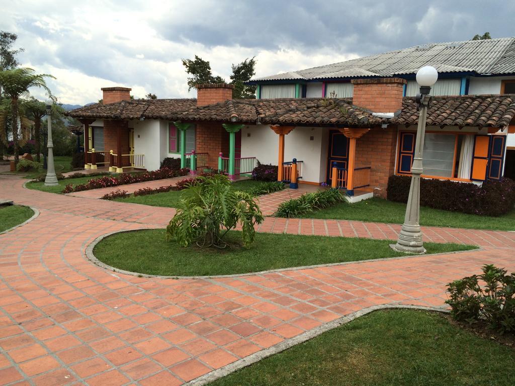 מלון מניזאלס Termales El Otono מראה חיצוני תמונה View of the Hacienda Santa Bárbara